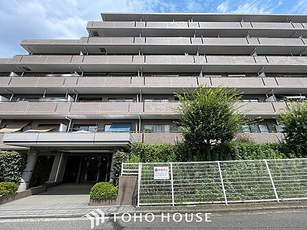 住む人を映し出す洗練された佇まいは、いつまでも輝き続けながらいつしか街の風景に溶け込んでいきます。