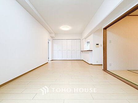 やわらかな陽射しがふりそそぎ、室内に開放感と爽快感をもたらします。