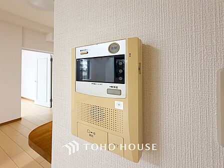 誰が来てもわかる様にモニター付きインターホンを設置。