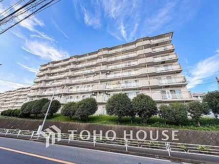 前面道路含む現地写真『快適』は「家」と「街」と「環境」が調和した時に訪れるだと改めて感じさせてくれます。