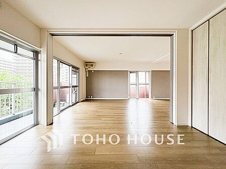 落ち着いた色調のリビングは家族団欒の憩いの場所です。