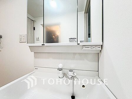 洗面台・洗面所三面鏡裏収納には化粧品や洗面用品類をすっきり整理できます。