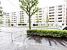 外観：前面道路含む現地写真『快適』は「家」と「街」と「環境」が調和した時に訪れるだと改めて感じさせてくれます。