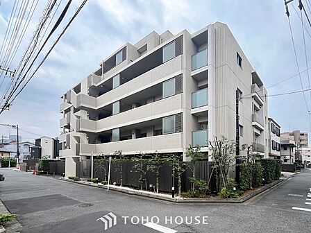 前面道路含む現地写真『快適』は「家」と「街」と「環境」が調和した時に訪れるだと改めて感じさせてくれます。