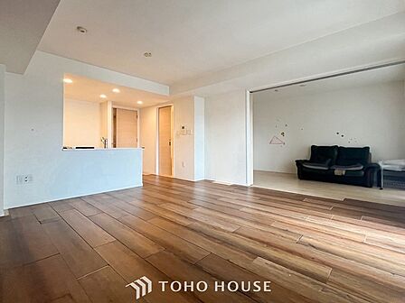 爽やかな色合いのフローリングと清潔感の溢れるクロスが明るい空間を創り出しているリビングダイニング。