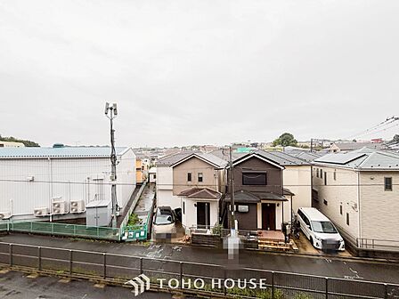 木々の緑がまぶしい、豊かな緑と静寂。ずっと見ていたいと思わせてくれる景色。