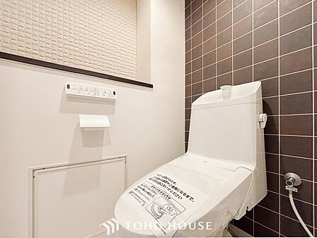 トイレはシンプルにホワイトで統一した温水洗浄付です。