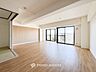 室内：落ち着いた雰囲気に包まれた伸びやかな空間で、ゆったりと家族団らんの時間を過ごせます。
