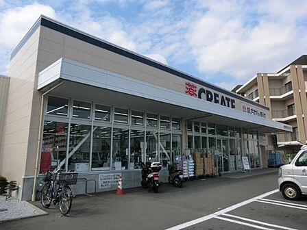 お薬や日用品はもちろん、冷蔵食品・冷凍食品・酒・たばこなどをお手ごろ価格で取り揃える頼もしいお店。