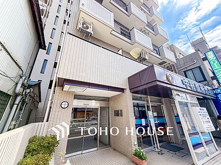重厚感と統一感のある街並みを演出する外観デザイン。