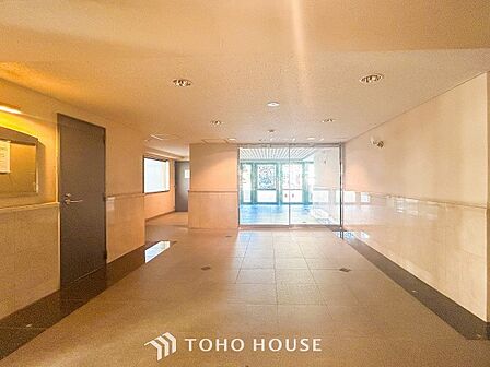 外と内をつなぐロビーは、落ち着いた雰囲気を漂わせた上質な空間です。