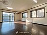 室内：開放感あるリビングダイニング。ご家族とのんびりしたひと時を過ごせますね。