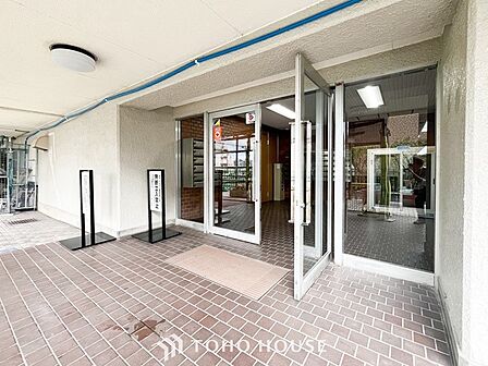 プライベート感が高まる、居住者を優しく迎え入れてくれるエントランス。