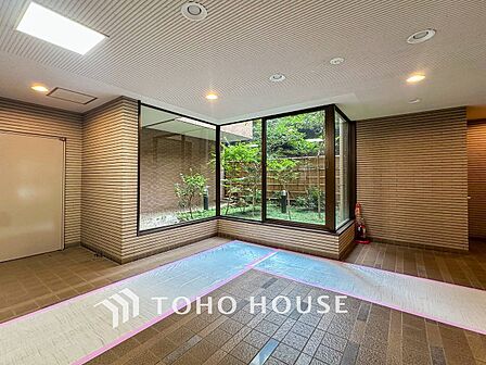 光あふれる開放感あるロビーは上質で洗練された空間。