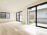 室内：忙しい朝でも、しっかり家族が揃って食事をして頂けるゆとりある大きさのダイニングスペース。