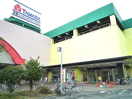 国道16号に面し、スーパーマーケットにさまざまな店舗を併設した大型ショッピングモール。