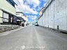 外観：前面道路含む現地写真『快適』は「家」と「街」と「環境」が調和した時に訪れるだと改めて感じさせてくれます。