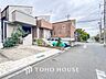 外観：前面道路含む現地写真『快適』は「家」と「街」と「環境」が調和した時に訪れるだと改めて感じさせてくれます。