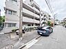 外観：前面道路含む現地写真『快適』は「家」と「街」と「環境」が調和した時に訪れるだと改めて感じさせてくれます。