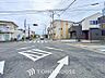 外観：前面道路含む現地写真『快適』は「家」と「街」と「環境」が調和した時に訪れるだと改めて感じさせてくれます。
