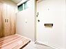 玄関：居住者の帰り、訪れる方を優しく迎えてくれる玄関です。