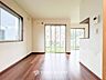 リビング/ダイニング：落ち着いた雰囲気に包まれた伸びやかな空間で、ゆったりと家族団らんの時間を過ごせます。  