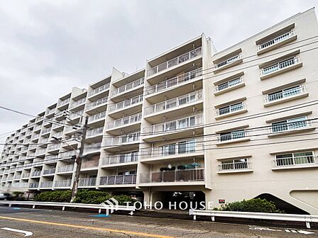 前面道路含む現地写真『快適』は「家」と「街」と「環境」が調和した時に訪れるだと改めて感じさせてくれます。