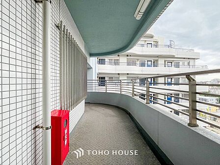 開放的で明るい共用廊下。清潔感があり、行き届いた管理体制がうかがえます。