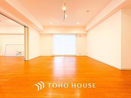 明るく開放的な空間が広がるLDK。室内には豊かな陽光が注ぎ込み、爽やかな住空間を演出。