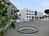周辺：平成22年に園舎の全面建替を実施し、バリアフリーで機能的、明るく現代的な保育環境。
