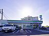 周辺：食料品や生活雑貨などが揃う安心便利なコンビニエンスストア。