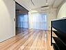 室内：自然と家族が集う、開放感のある明るいダイニング。