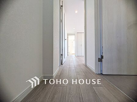 上質感漂う廊下。居住者の帰り、訪れる方を優しく迎え安らぎに満ちた生活空間を予感させます。