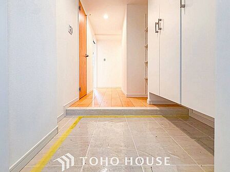 居住者の帰り、訪れる方を優しく迎えてくれる開放感のある玄関。