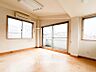 寝室：大きな窓からたっぷりと陽光が注がれる明るい空間。家族の成長に対応できる永住仕様の間取り。