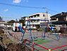 周辺：六浦駅南口からすぐのところにある細長い公園。横浜らしい船の形の複合遊具があります。