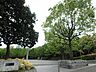 周辺：住宅街の中の緑に囲まれた公園。お子様が走り回れる広場や遊具、木陰で休めるベンチでほっとひといき。