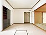 リビング/ダイニング：落ち着いた雰囲気に包まれた伸びやかな空間で、ゆったりと家族団らんの時間を過ごせます。