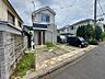 外観：建物を横から眺めると、隣家との距離感や前面道路の様子も確認できます