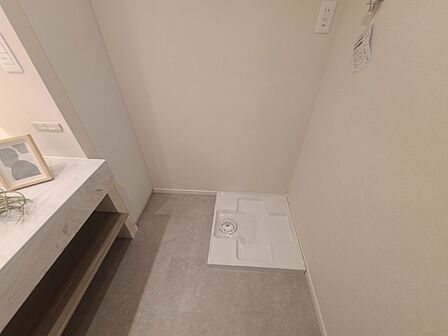  清潔感漂う広々とした脱衣所。入浴前後の着替えもゆったりとおこなえる快適な空間です。