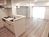 リビング/ダイニング：明るい光が差し込むLDK。開放的な空間で、夫婦の穏やかなリラックスタイムを過ごせます。