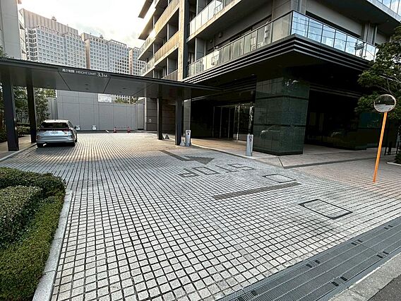 駐車場入り口で...