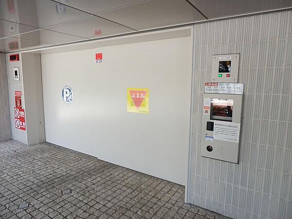 駐車場入り口で...