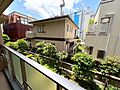 目の前に高い建...