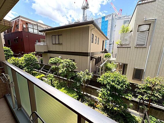 目の前に高い建...