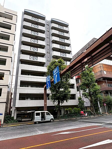 外苑西通り、六本木通りがありバス便もご利用できます。道が明るいので遅い帰宅も安心です。