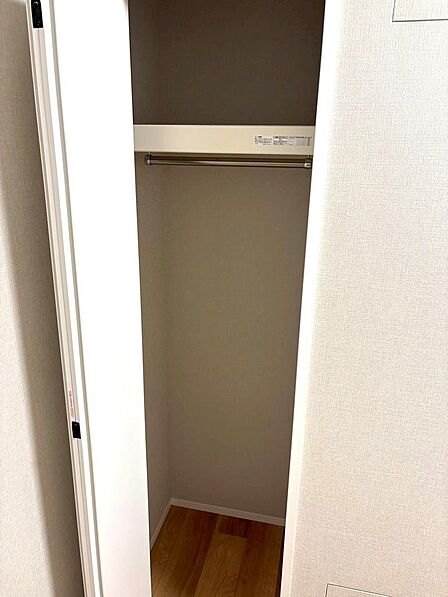 洋室には豊富な収納が備わったクローゼットが完備されておりますので、お部屋をスッキリと利用できます。