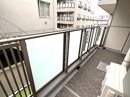 南西向きで陽当たりの良いバルコニーです!ガーデニングを楽しむのもいいですね。