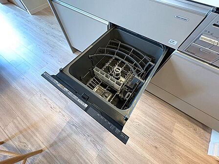 キッチンには食洗機が設置されておりますので、食後の面倒な洗い物を省くことができますね。