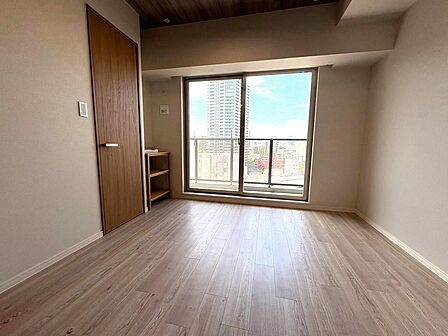 南東向きのバルコニーに面していて明るいお部屋です。